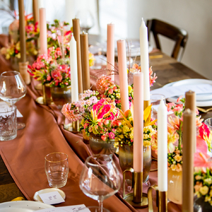 This garland is a true addition to the table setting. It contains many color shades such as Kalanchoe Soraya Salmon, Soft Pink, Dark Pink, Cherry and Cream. As a result, the other flowers such as Gerbera, Dianthus, Dahlia, Anthurium, Phalaenopsis and Cras