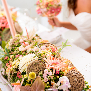 This garland is a true addition to the table setting. It contains many color shades such as Kalanchoe Soraya Salmon, Soft Pink, Dark Pink, Cherry and Cream. As a result, the other flowers such as Gerbera, Dianthus, Dahlia, Anthurium, Phalaenopsis and Cras