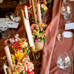 This garland is a true addition to the table setting. It contains many color shades such as Kalanchoe Soraya Salmon, Soft Pink, Dark Pink, Cherry and Cream. As a result, the other flowers such as Gerbera, Dianthus, Dahlia, Anthurium, Phalaenopsis and Cras