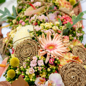 This garland is a true addition to the table setting. It contains many color shades such as Kalanchoe Soraya Salmon, Soft Pink, Dark Pink, Cherry and Cream. As a result, the other flowers such as Gerbera, Dianthus, Dahlia, Anthurium, Phalaenopsis and Cras